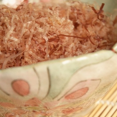 il pesce giapponese di Katsuobushi della sarda dell'OEM 100g si sfalda additivo alimentare libero